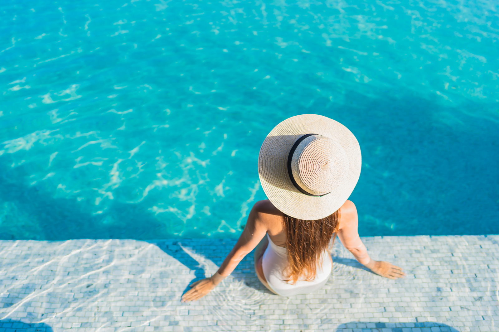 Swimming with Hair Extensions: Pro Tips for Chlorine, Sunscreen & Summer Care